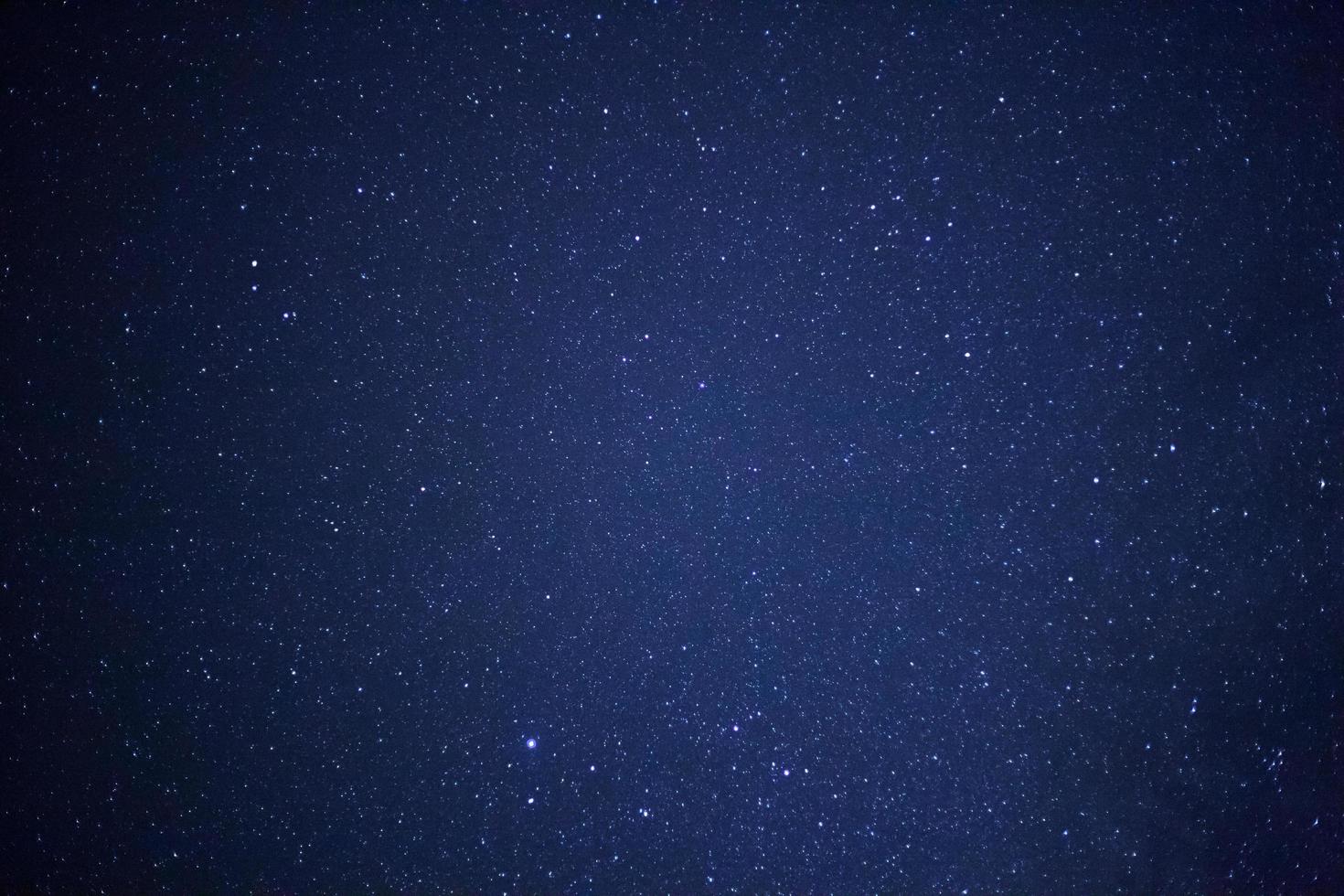 sterrenhemel nacht lucht, melkachtig manier heelal met sterren en ruimte stof in de universum foto