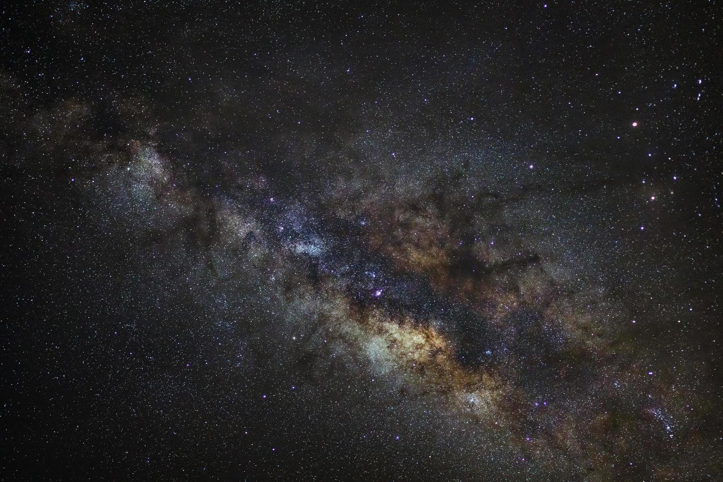 melkwegstelsel met sterren en ruimtestof in het heelal, lange blootstellingsfoto, met graan. foto