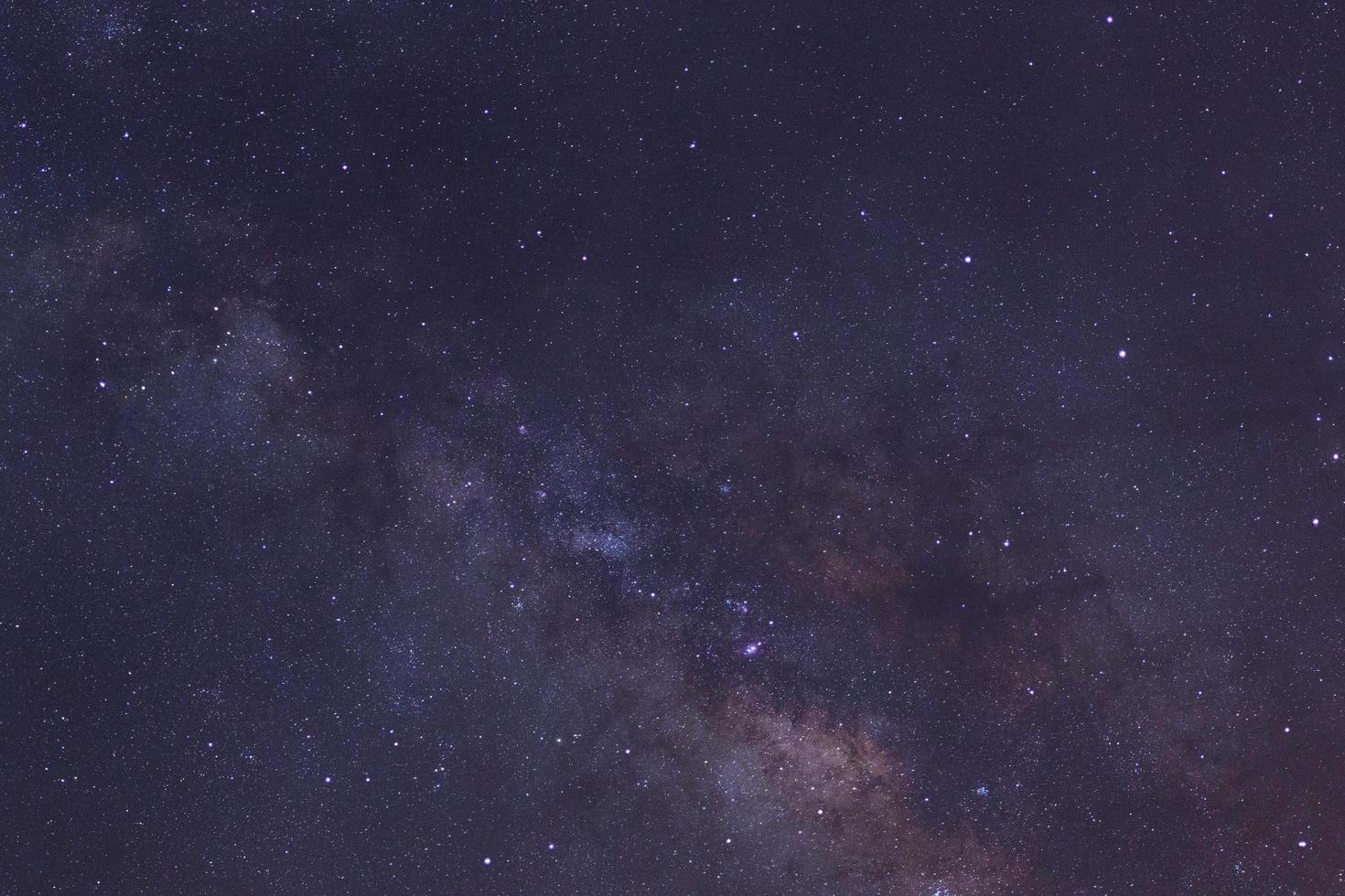 sterrenhemel nacht lucht en melkachtig manier heelal met sterren en ruimte stof in de universum foto