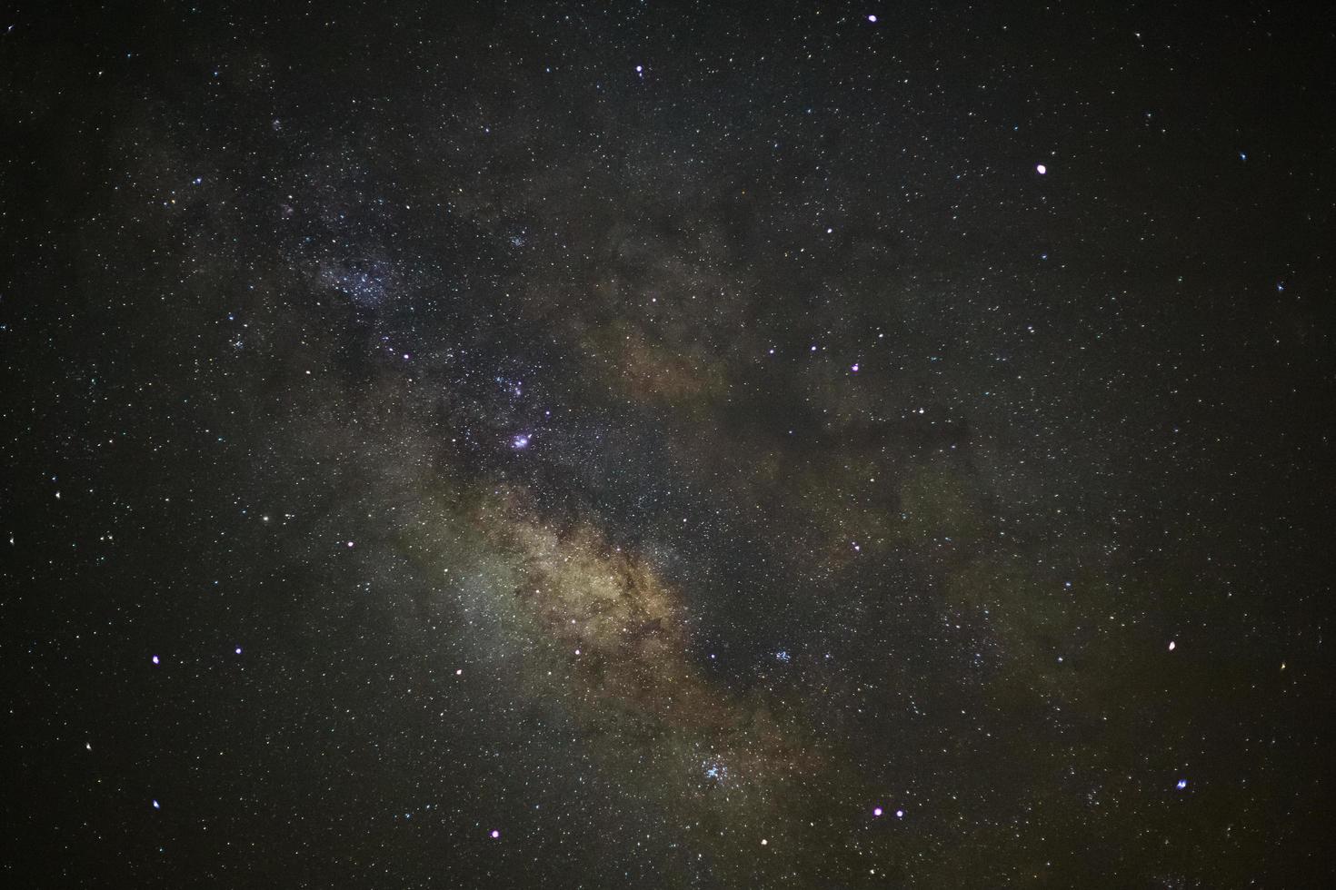 sterrenhemel nacht lucht en melkachtig manier heelal met sterren en ruimte stof in de universum foto