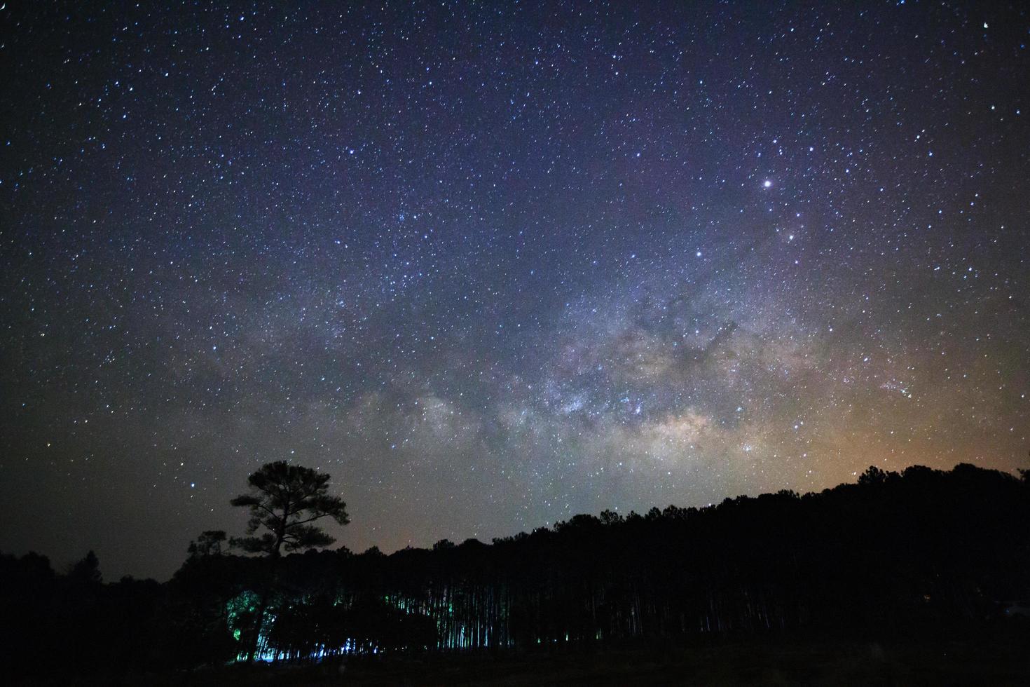 melkachtig manier heelal en silhouet van boom met wolk Bij phu hin rong kla nationaal park, phitsanulok Thailand foto