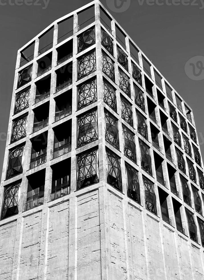 verticaal grijswaarden van een modern gebouw met uniek venster ontwerpen foto