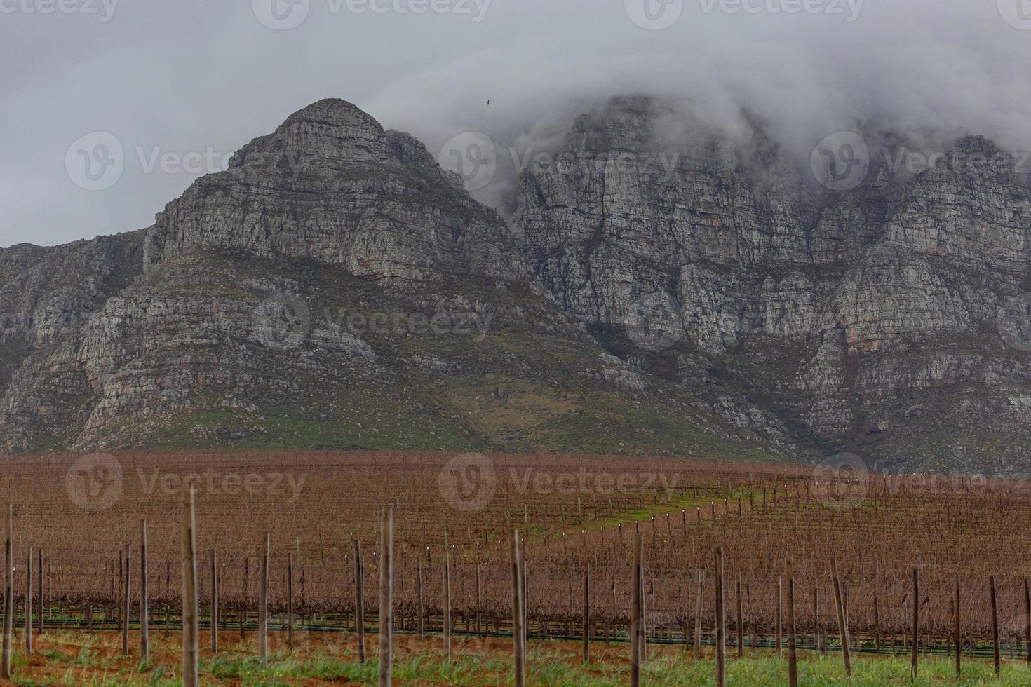 berg landschap Aan een bewolkt dag foto