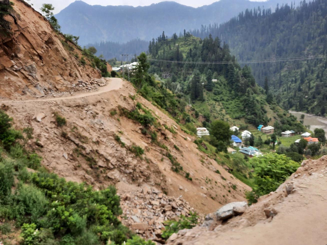 kasjmir, Pakistan, aug 2022 - Kasjmir is de meest mooi regio in de wereld welke is beroemd voor haar groen valleien, mooi bomen, hoog bergen en vloeiende veren. foto