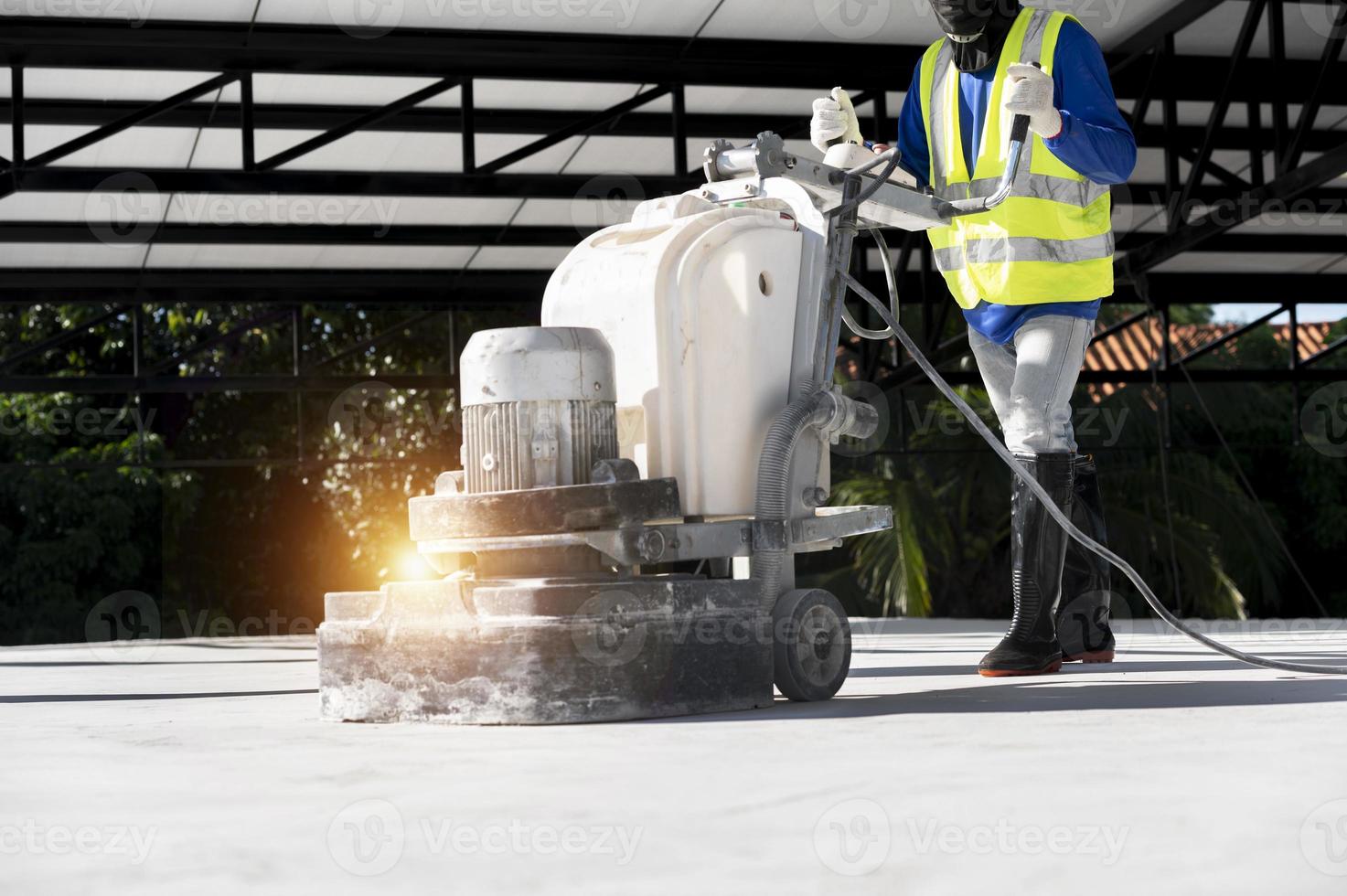 bouw arbeiders gebruik een machine naar Pools en af hebben oppervlakken of epoxy beton Aan de huis plaats. foto