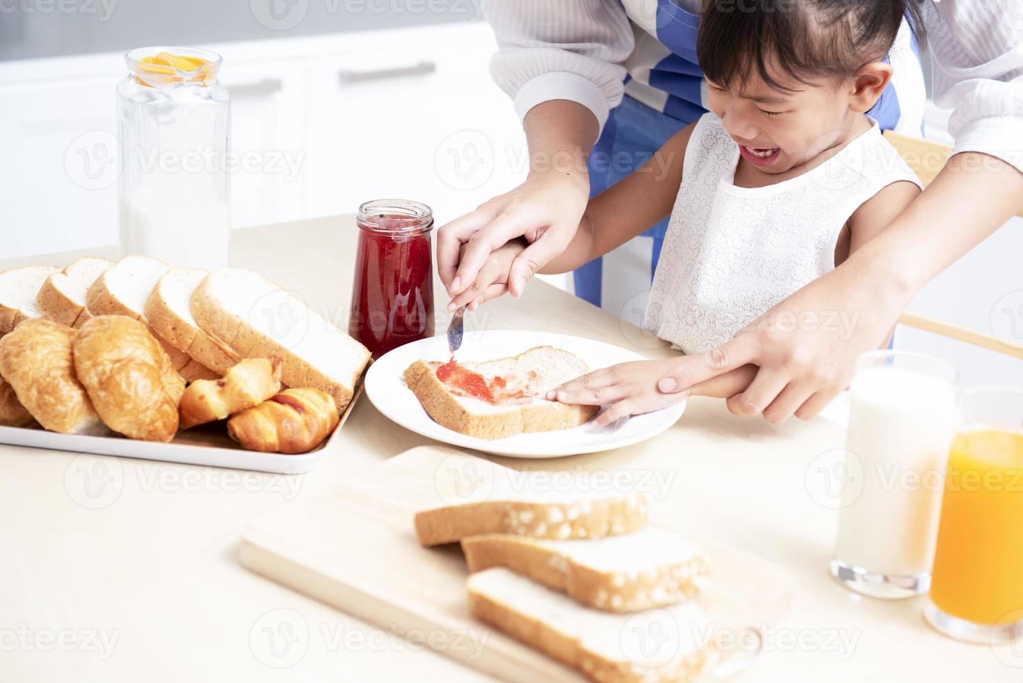 moeder en dochter eten gezond ontbijt Bij huis gelukkig familie in de keuken moeder en dochter hebben ontbijt foto