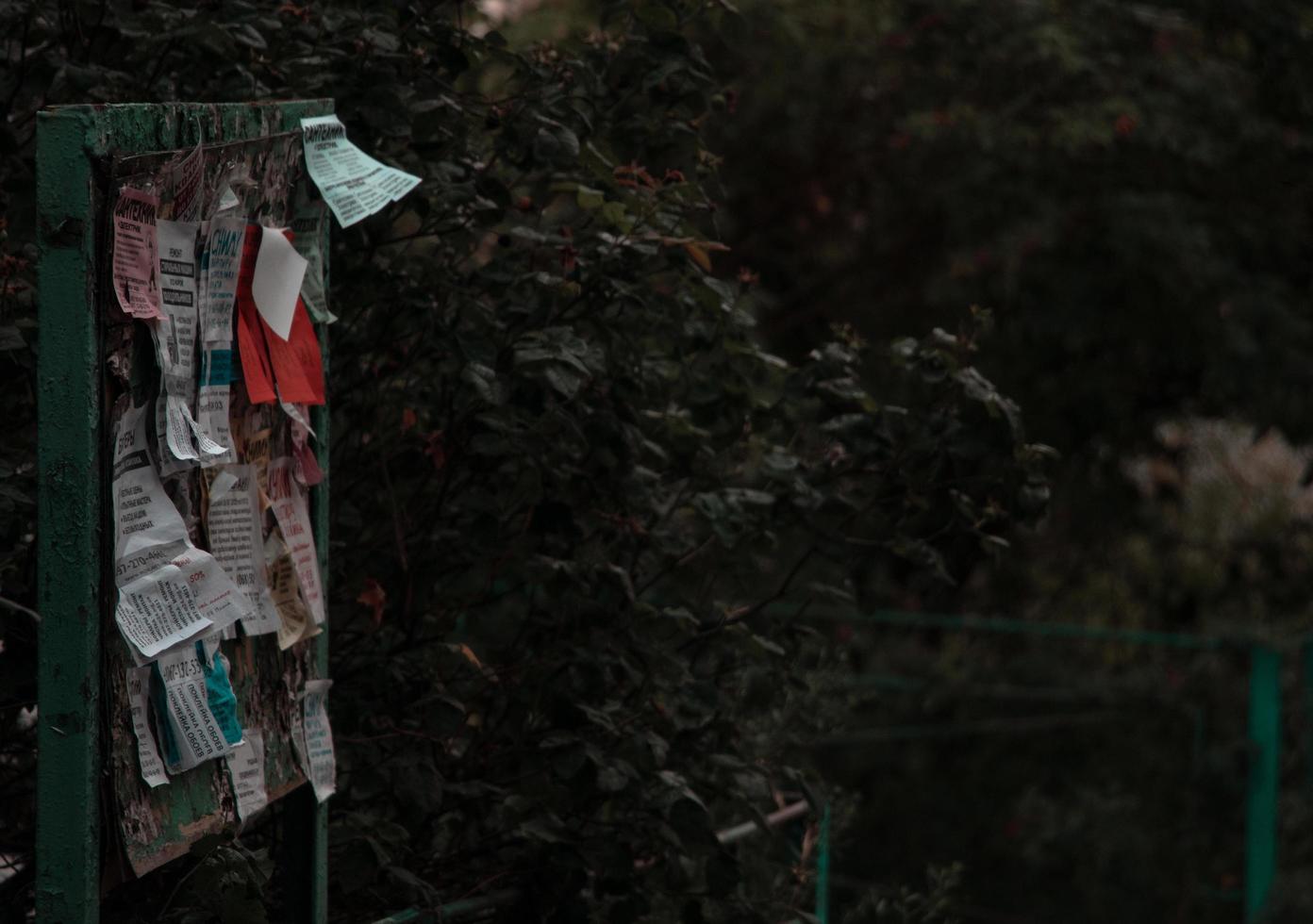 foto van advertentie bord in een van de kyiv districten met melancholisch atmosfeer