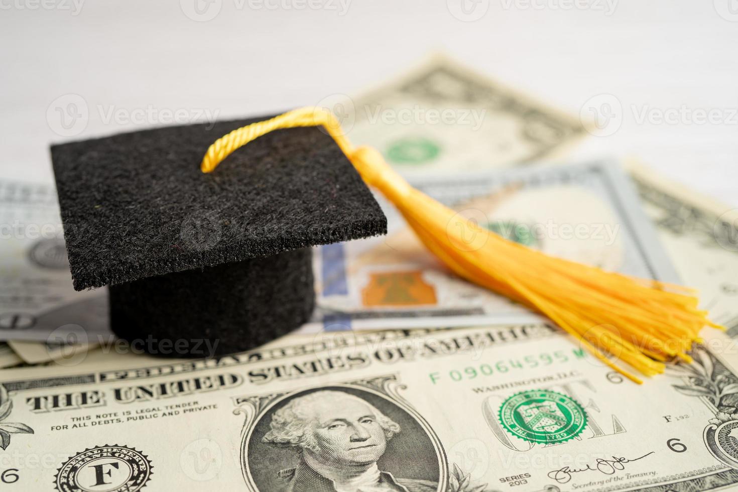 diploma uitreiking kloof hoed Aan ons dollar bankbiljetten geld, onderwijs studie vergoeding aan het leren onderwijzen concept. foto
