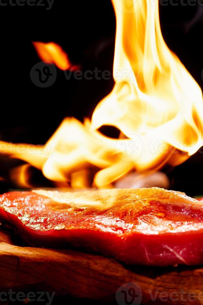 smakelijk rundvlees steaks Koken Aan heet barbecue houtskool vlammend grill, dichtbij omhoog foto