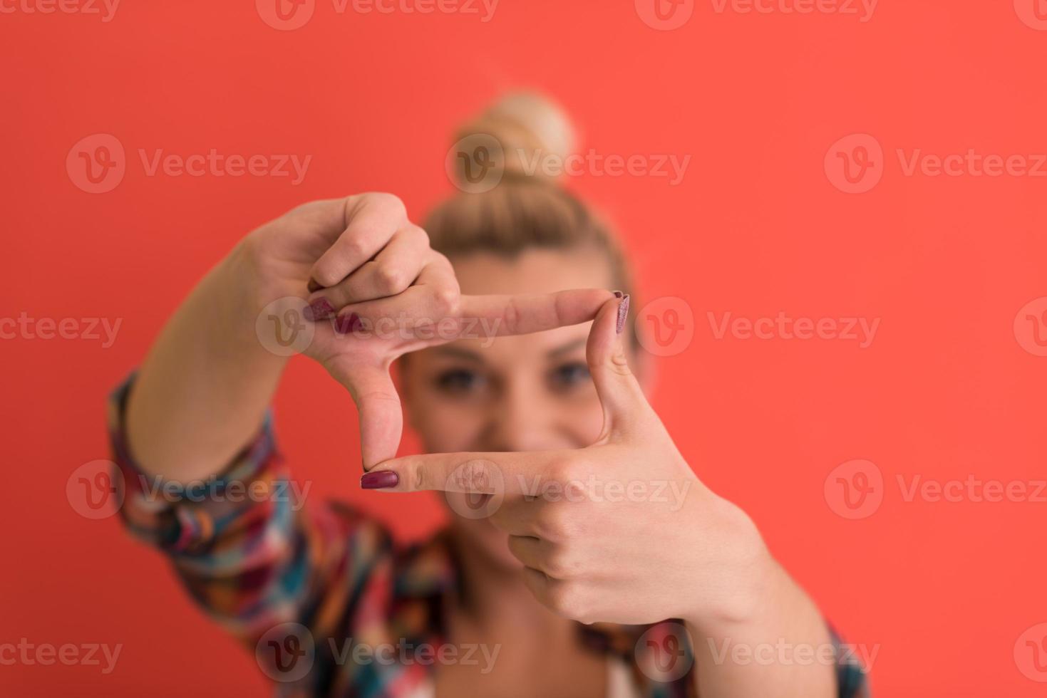 jong vrouw over- kleur achtergrond foto