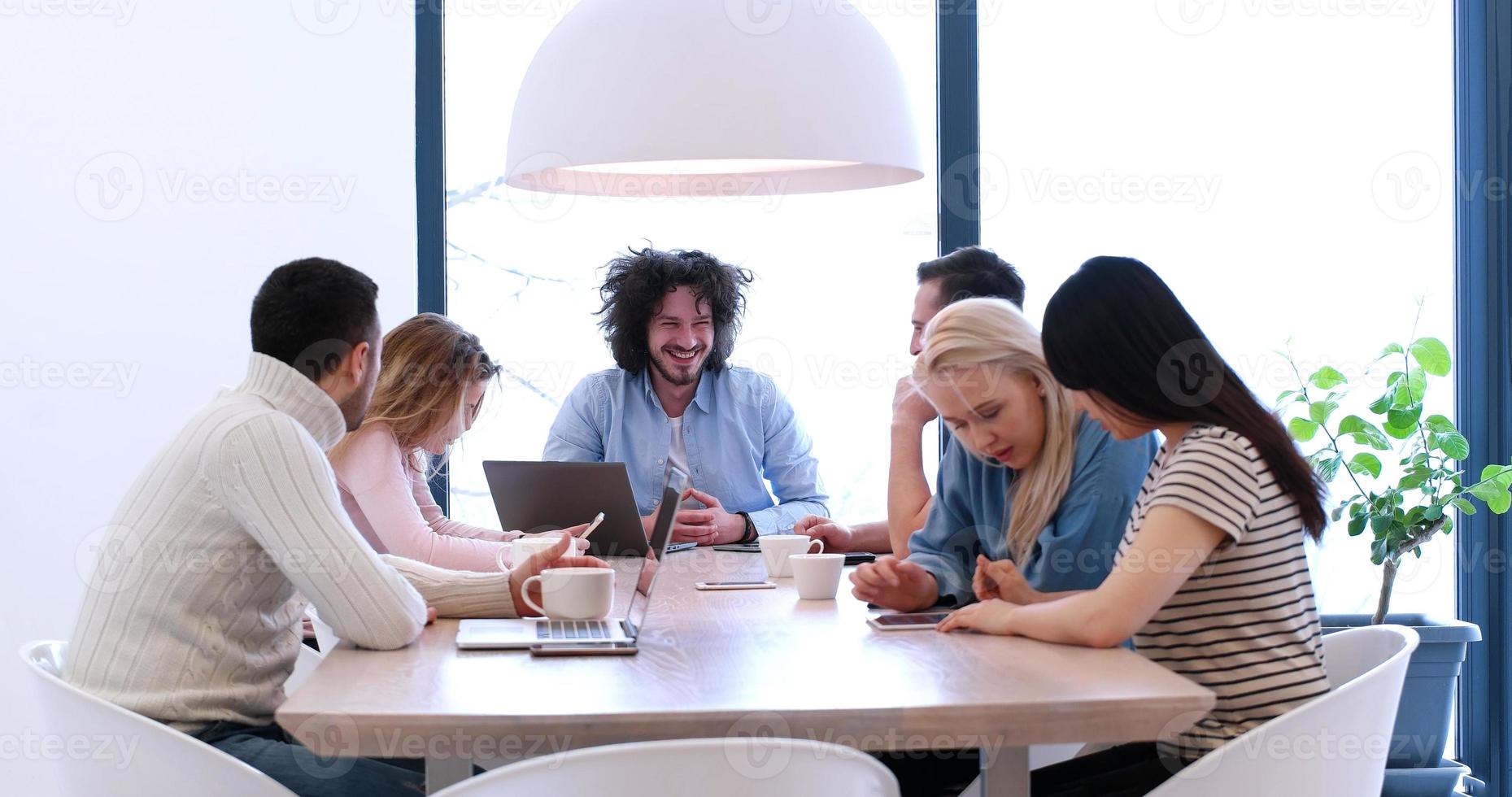 opstarten business team tijdens een bijeenkomst in modern kantoorgebouw foto