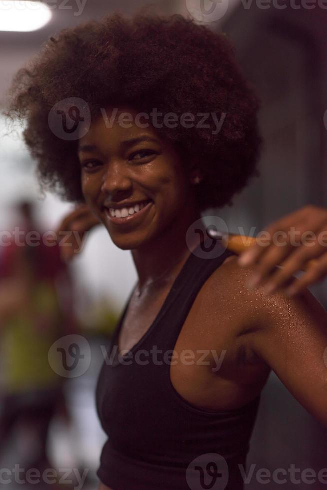 zwart vrouw hijs- leeg bar foto