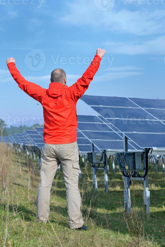 mannetje zonne- paneel ingenieur Bij werk plaats foto