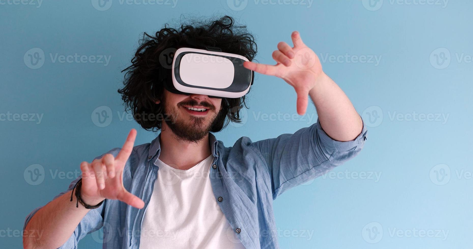 Mens gebruik makend van vr koptelefoon bril van virtueel realiteit foto