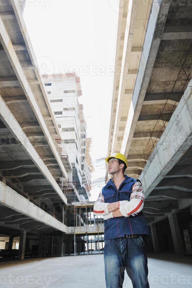 moeilijk arbeider Aan bouw plaats foto