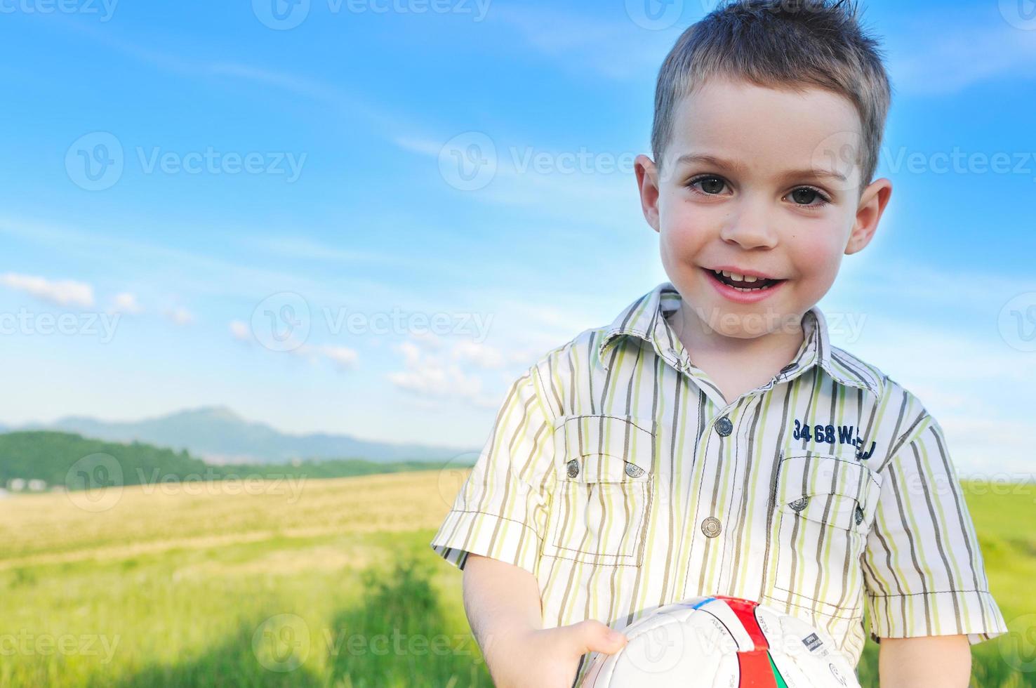 jongen genieten van buitenshuis foto