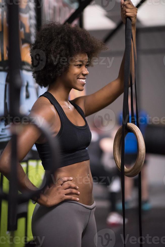 portret van zwart Dames na training dompelen oefening foto
