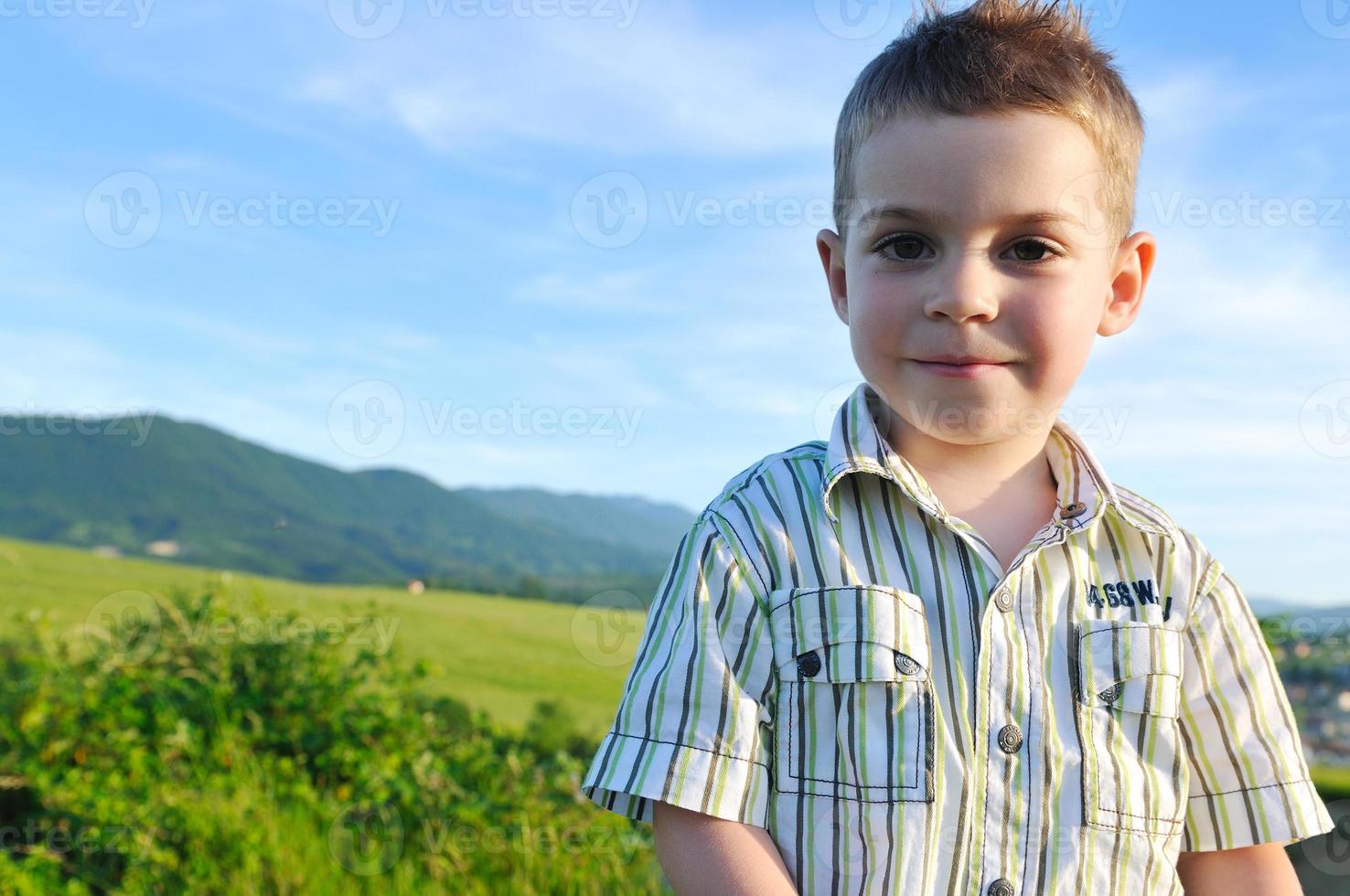 jongen genieten van buitenshuis foto