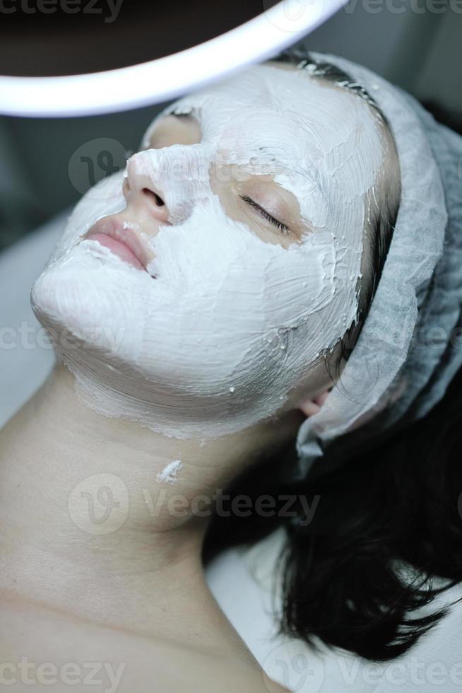 vrouw met gelaats masker in kunstmatig studio foto