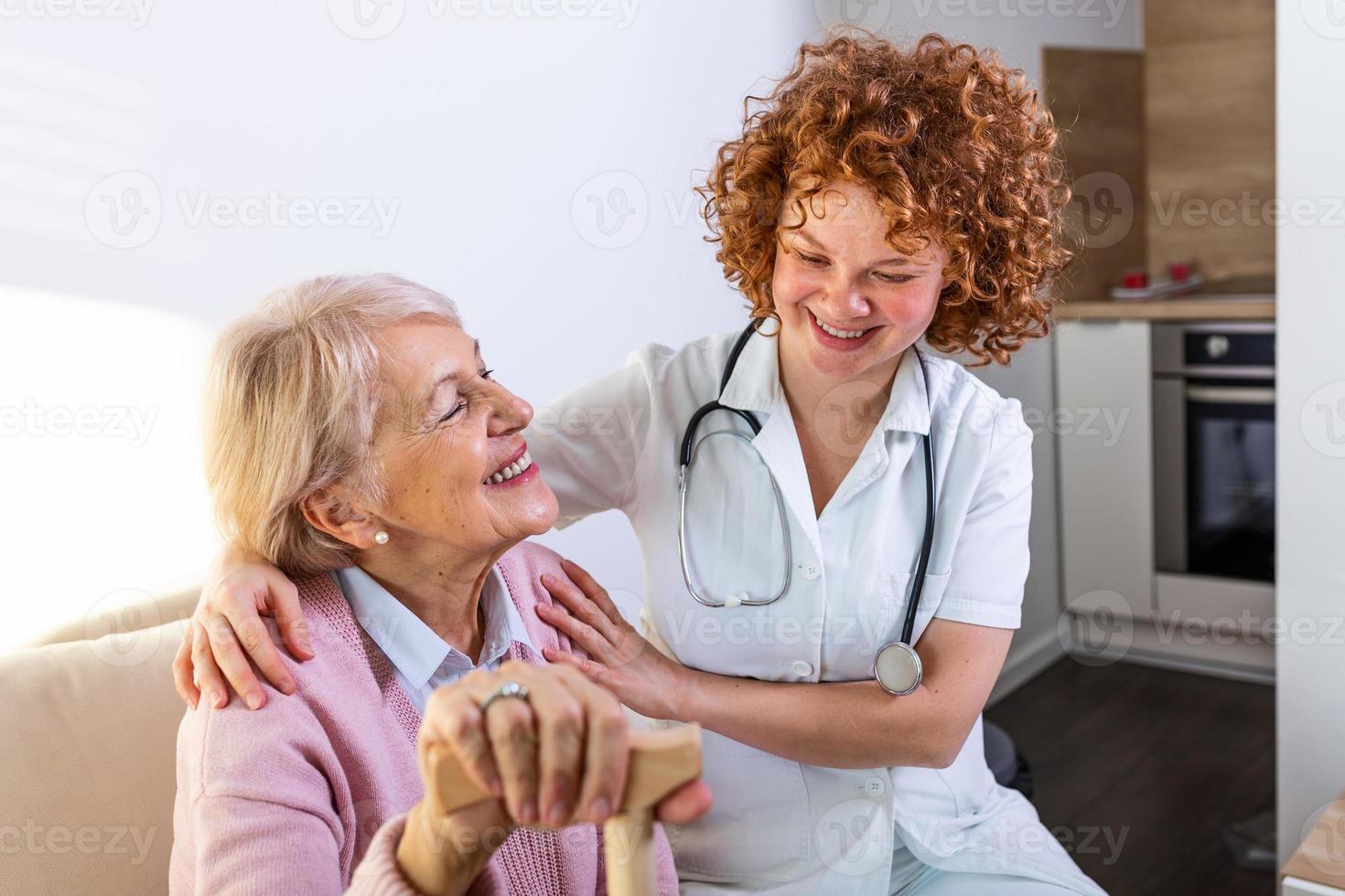 gelukkig geduldig is Holding verzorger voor een hand- terwijl uitgeven tijd samen. ouderen vrouw in verpleging huis en verpleegster. oud elegant vrouw Bij verpleging huis foto