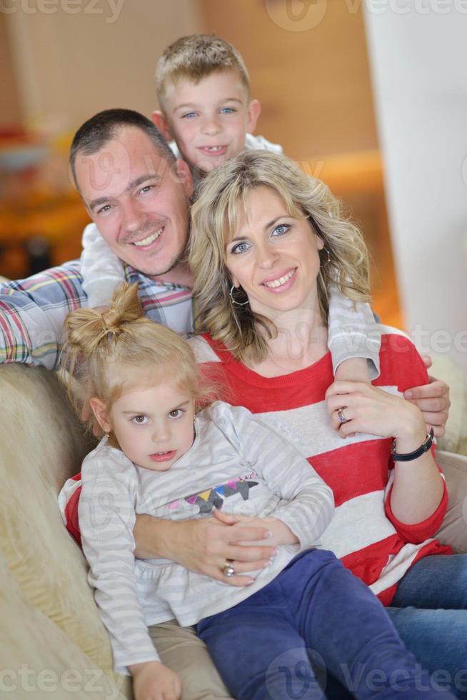 gelukkig jong familie Bij huis foto