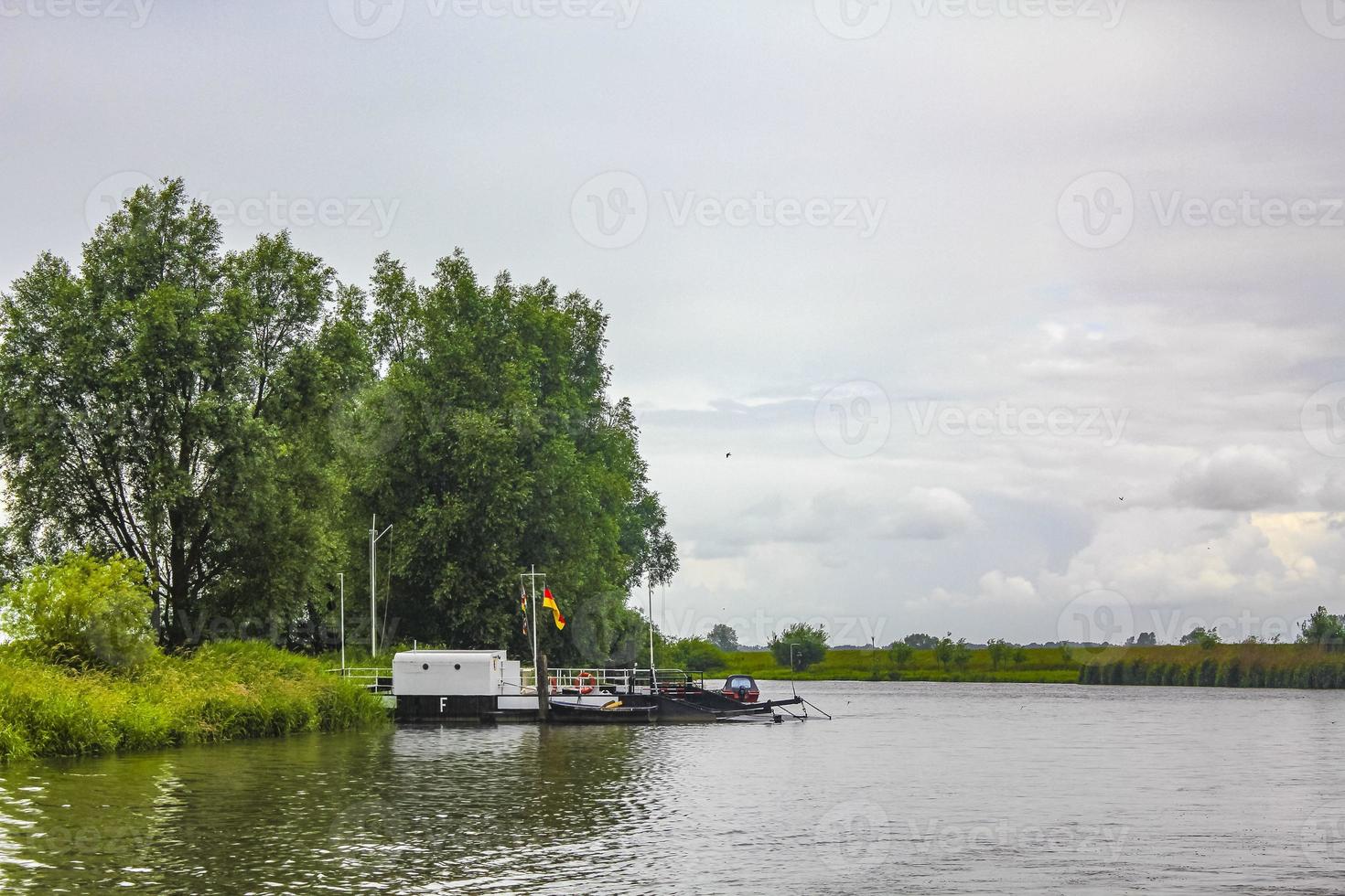 mooi natuurlijk landschap panorama steiger boot oste rivier- water duitsland. foto