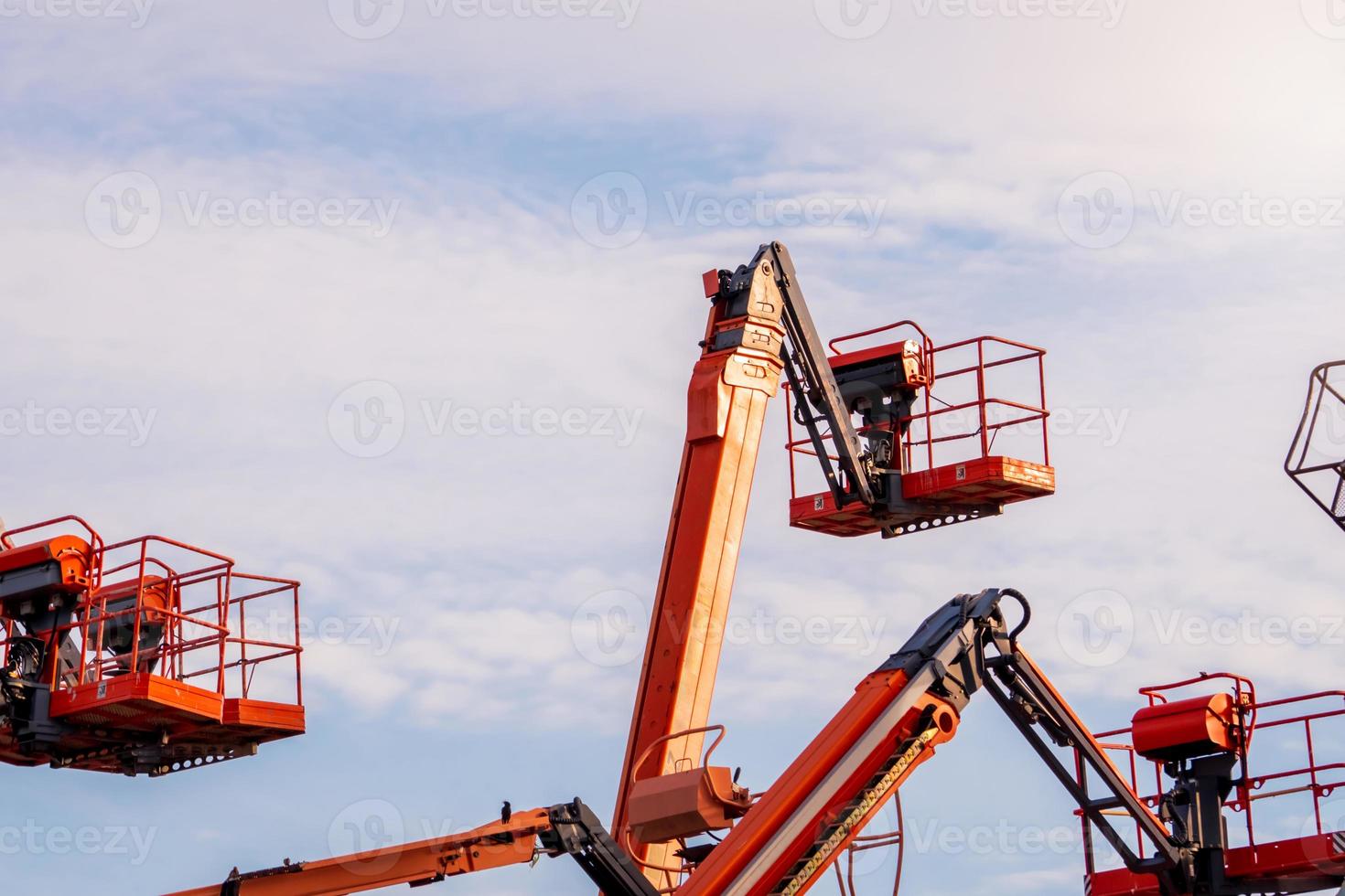 knikarmhoogwerker. hoogwerker hoogwerker. telescopische hoogwerker tegen blauwe hemel. mobiele bouwkraan te huur en te koop. onderhoud en reparatie hydraulische hoogwerker service. kraan dealer. foto