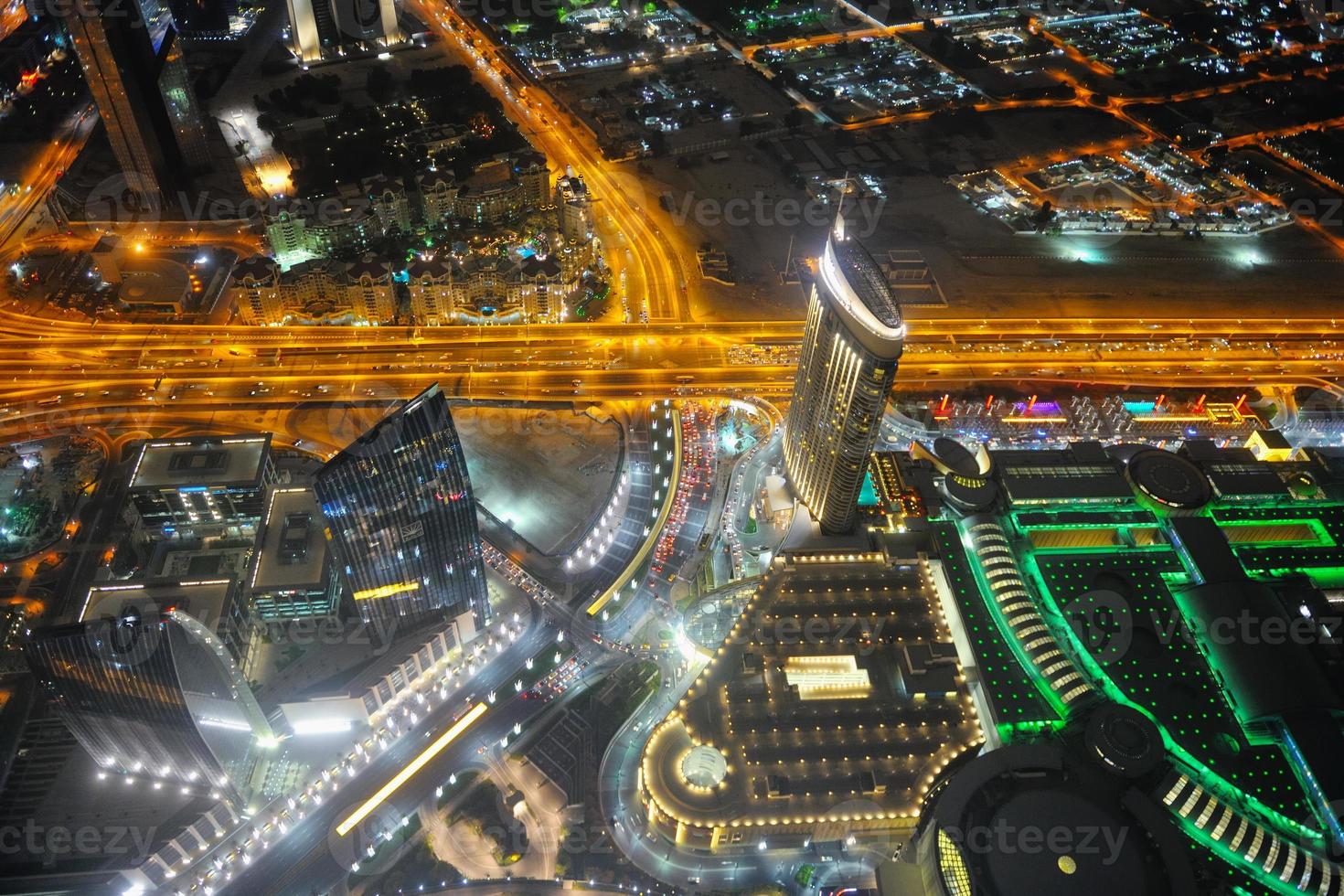 panorama van naar beneden stad- Dubai stad Bij nacht foto