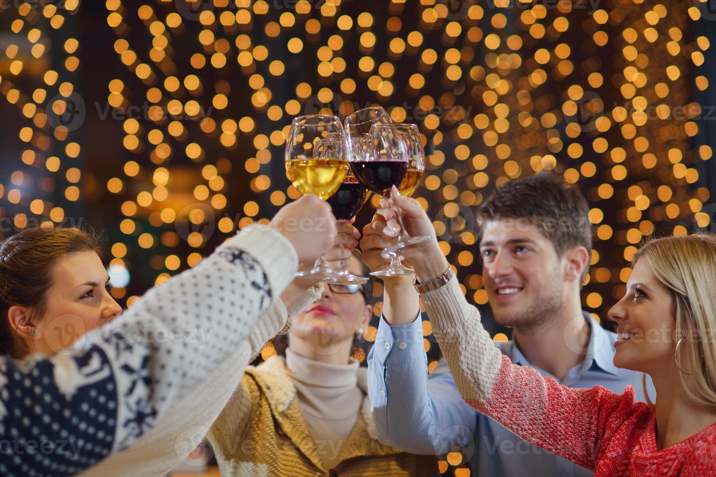 groep van gelukkig jong mensen drinken wijn Bij partij foto