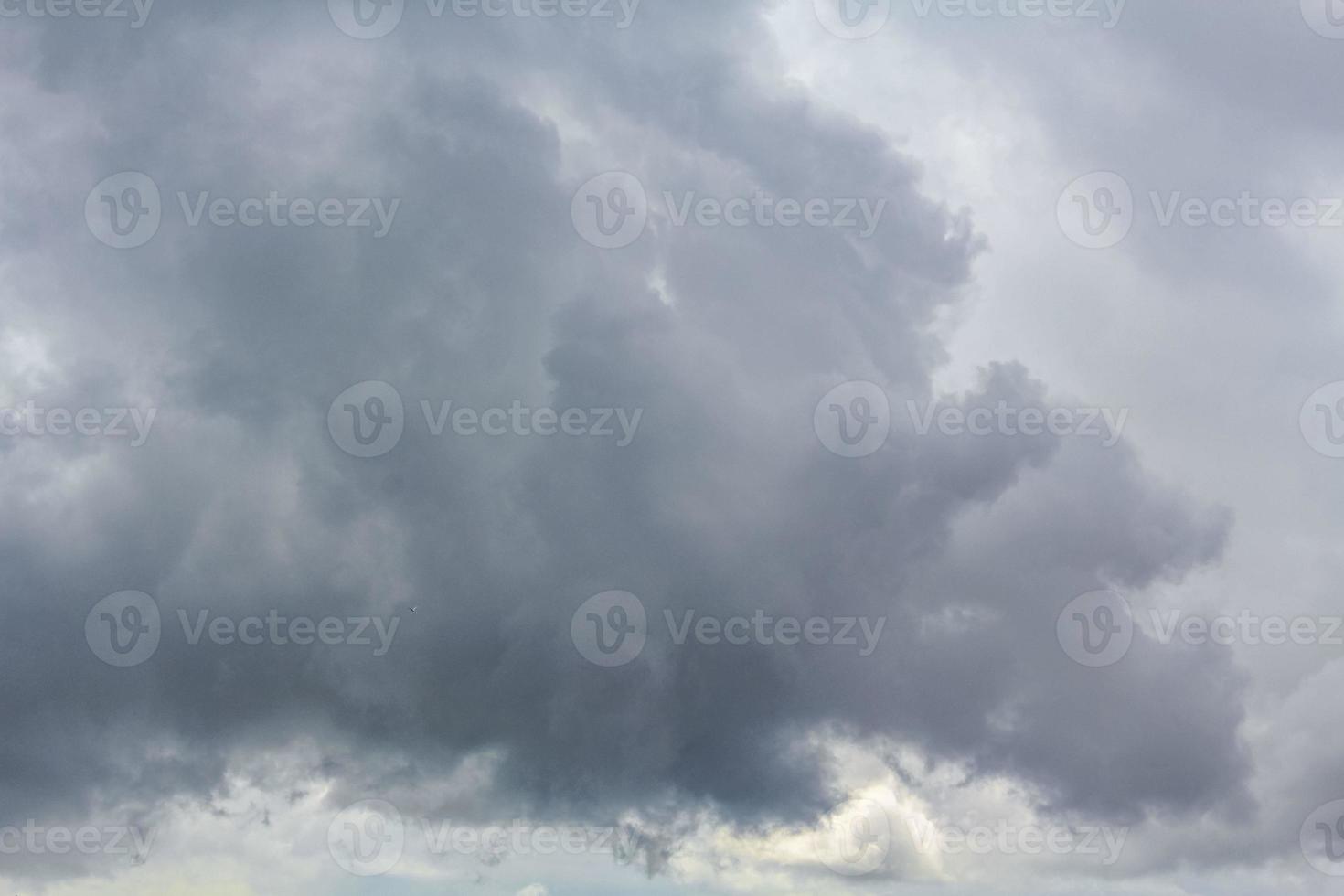 zwaar regen onweersbui donker storm wolken wind in duitsland. foto