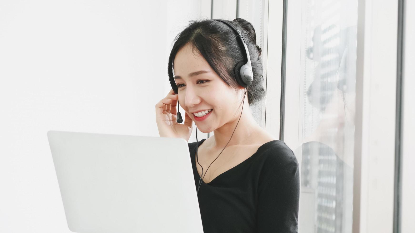 gelukkig bedrijf vrouw werken door video conferentie met laptop van huis. foto