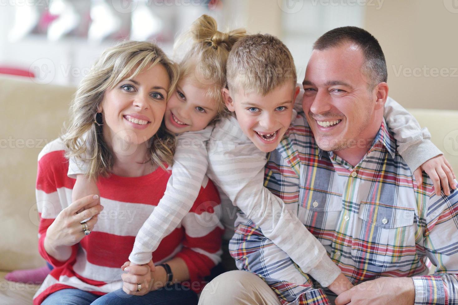 gelukkig jong familie Bij huis foto