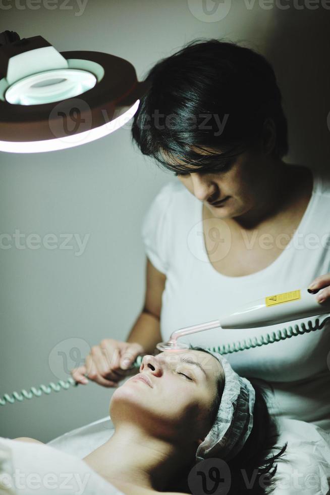 vrouw met gelaats masker in kunstmatig studio foto