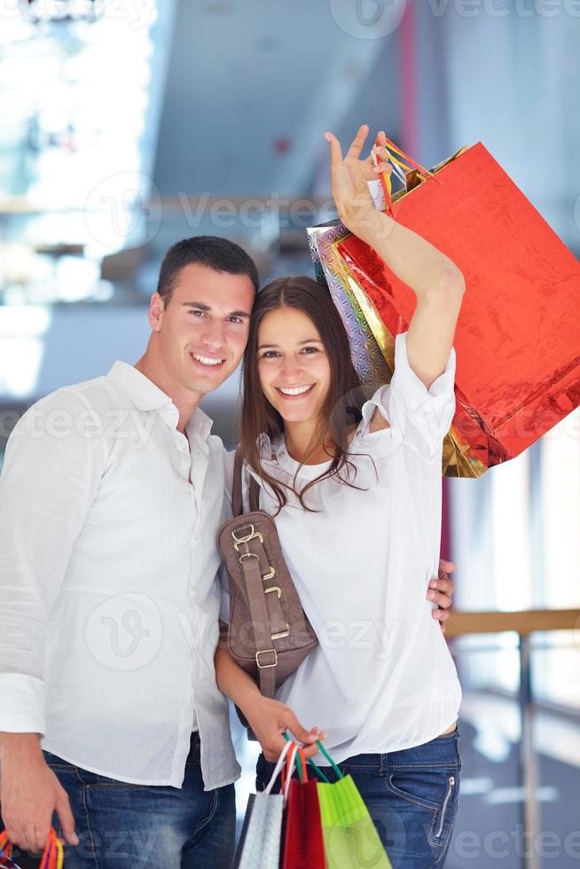 gelukkig jong paar in boodschappen doen foto