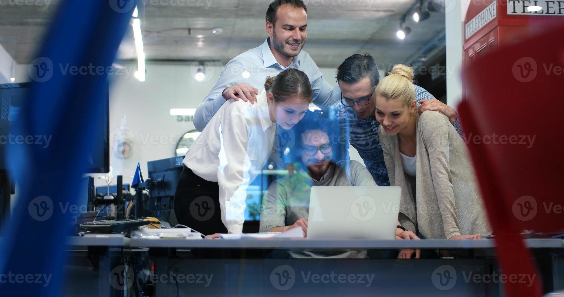 opstarten business team tijdens een bijeenkomst in modern kantoorgebouw foto