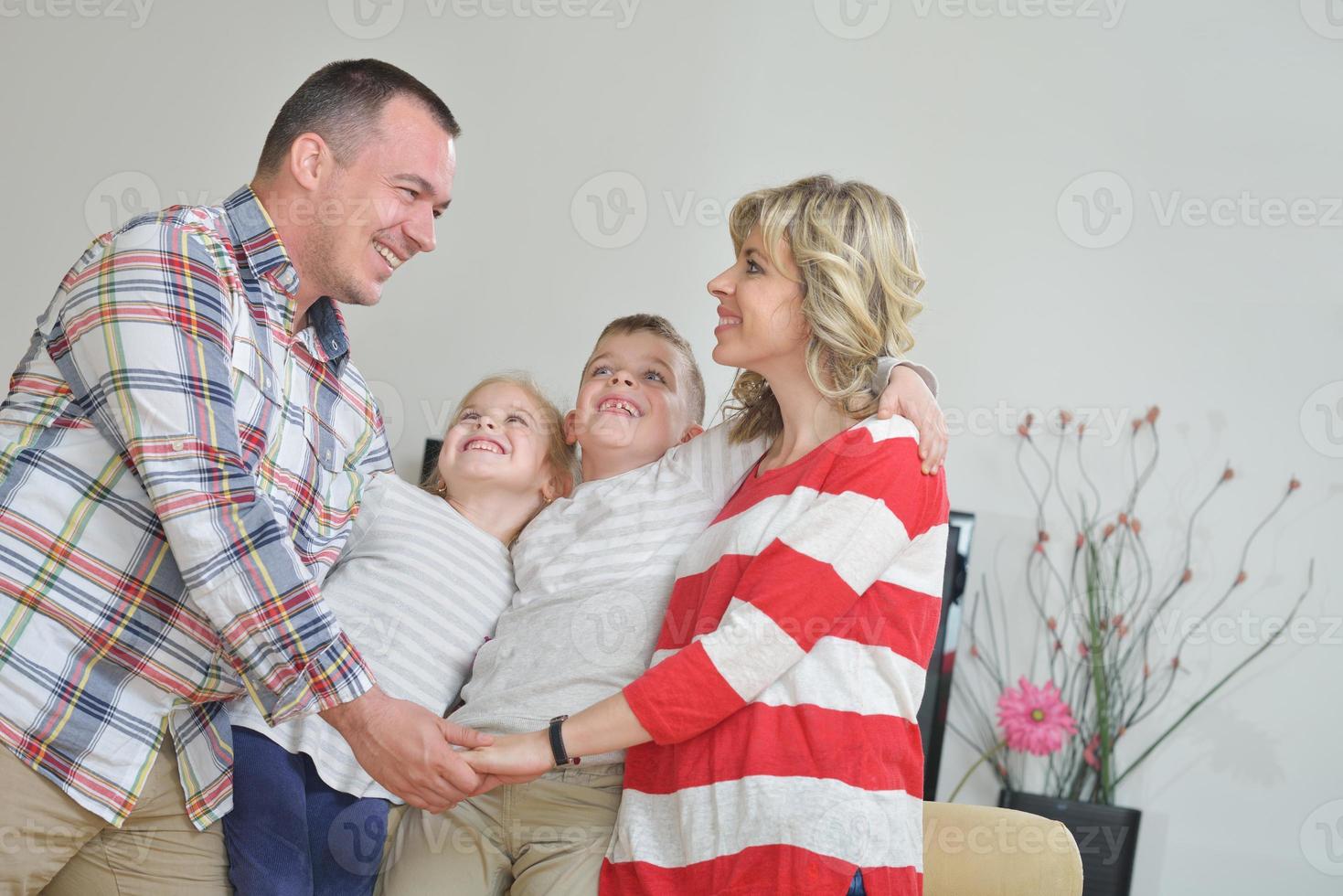 gelukkig jong familie Bij huis foto