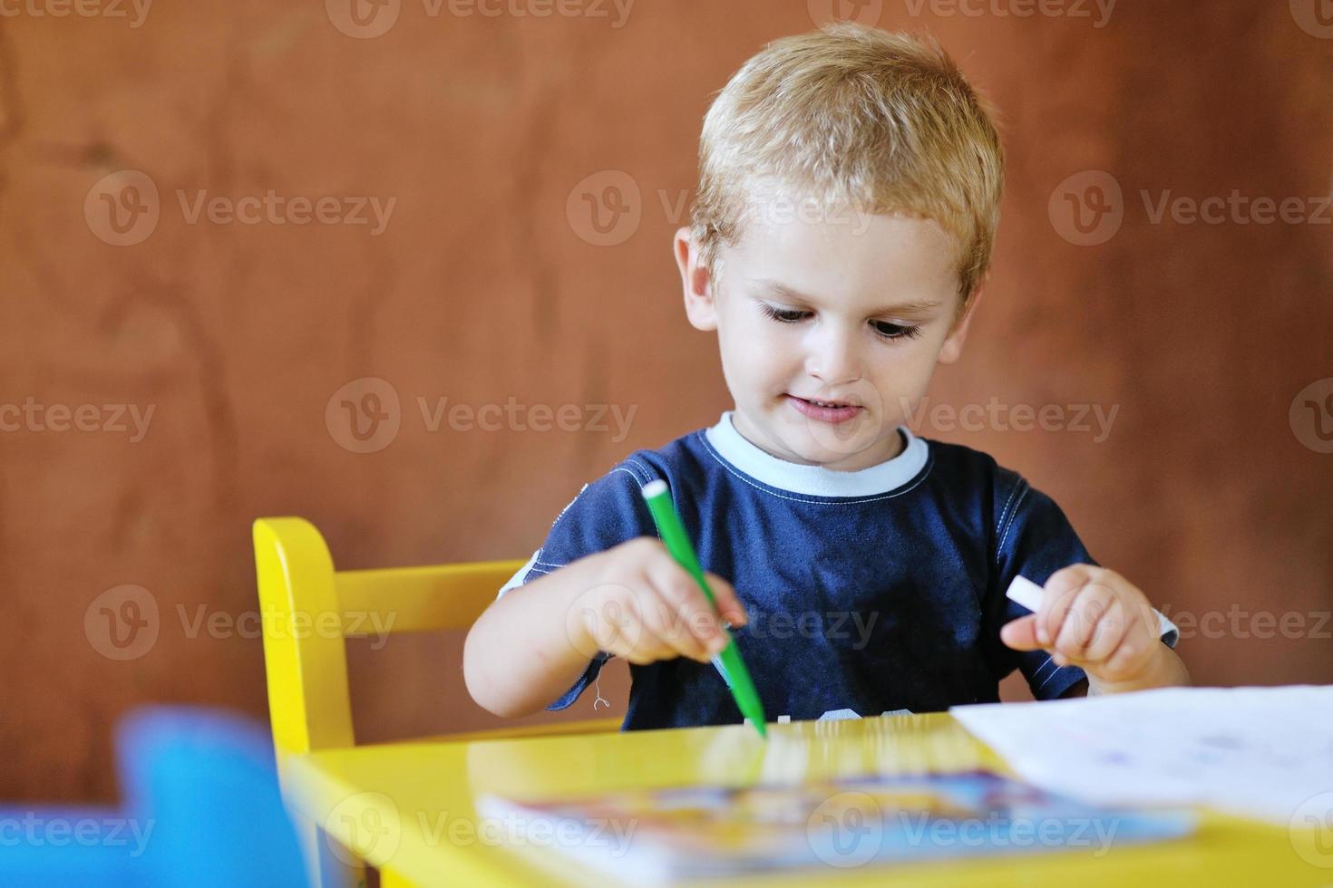 schattig weinig kind Speel en hebben pret foto