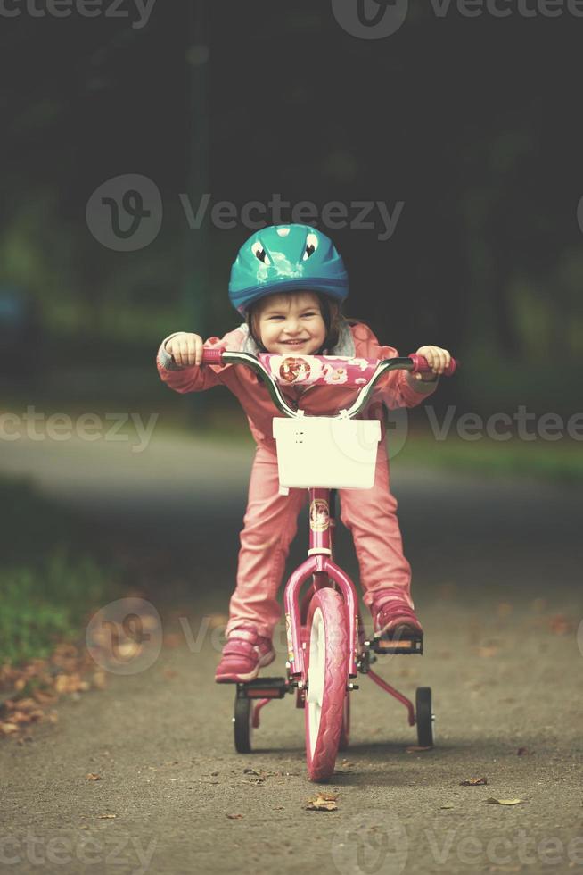 weinig meisje met fiets foto