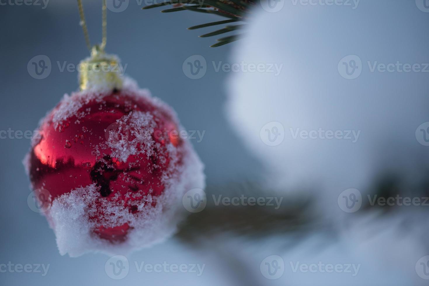 Kerstmis ballen Aan boom foto