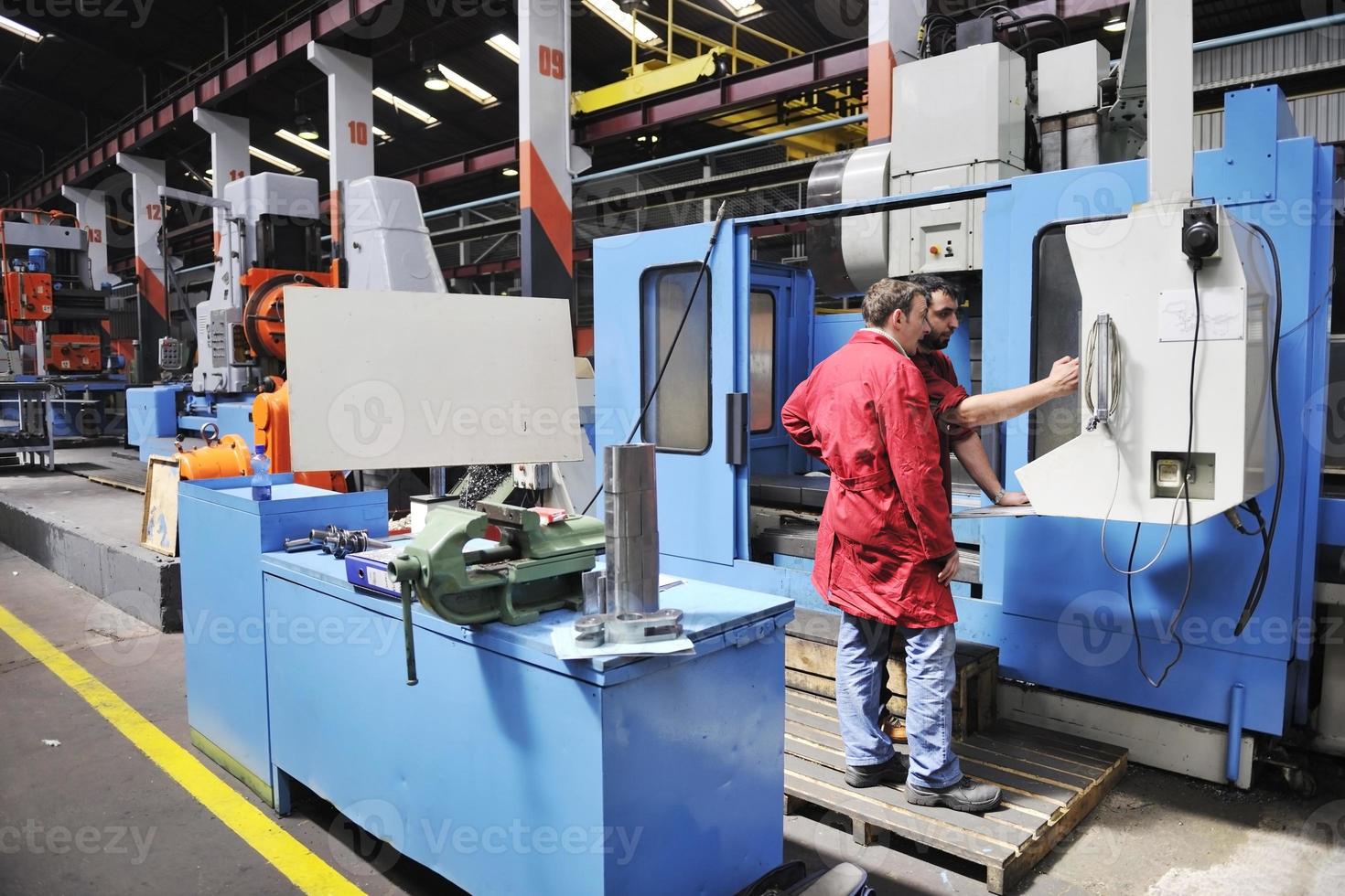 arbeiders mensen in fabriek foto