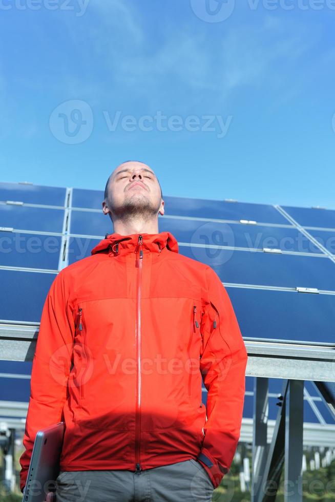 ingenieur gebruik makend van laptop Bij zonne- panelen fabriek veld- foto