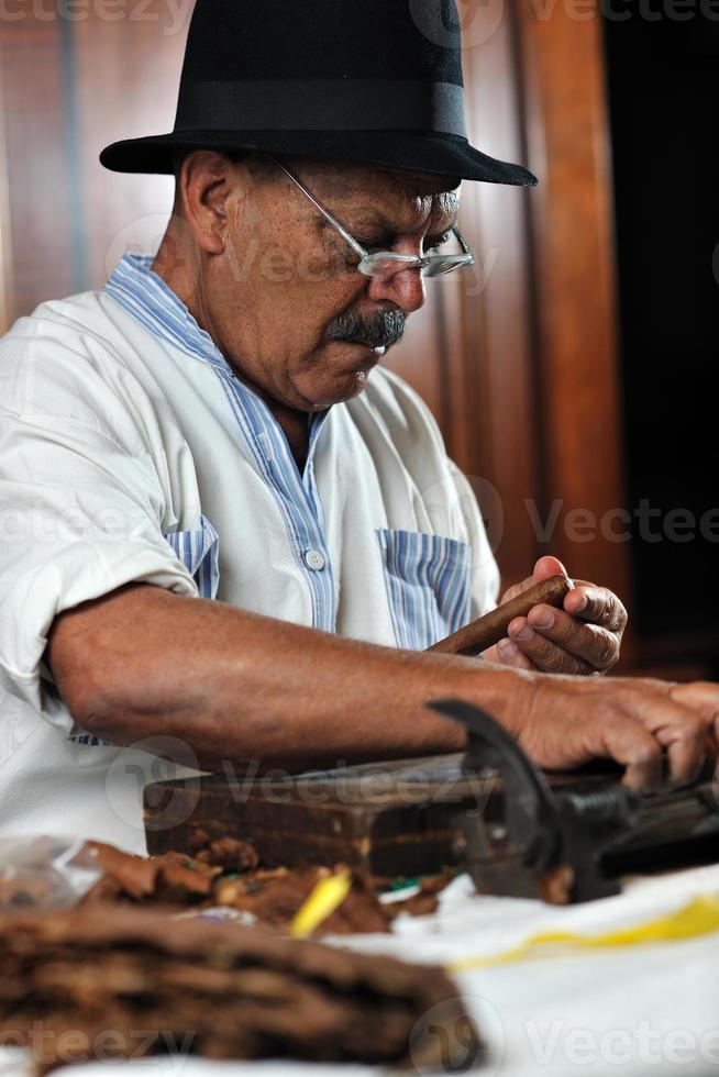 Mens maken luxe handgemaakt Cubaans sigaar foto