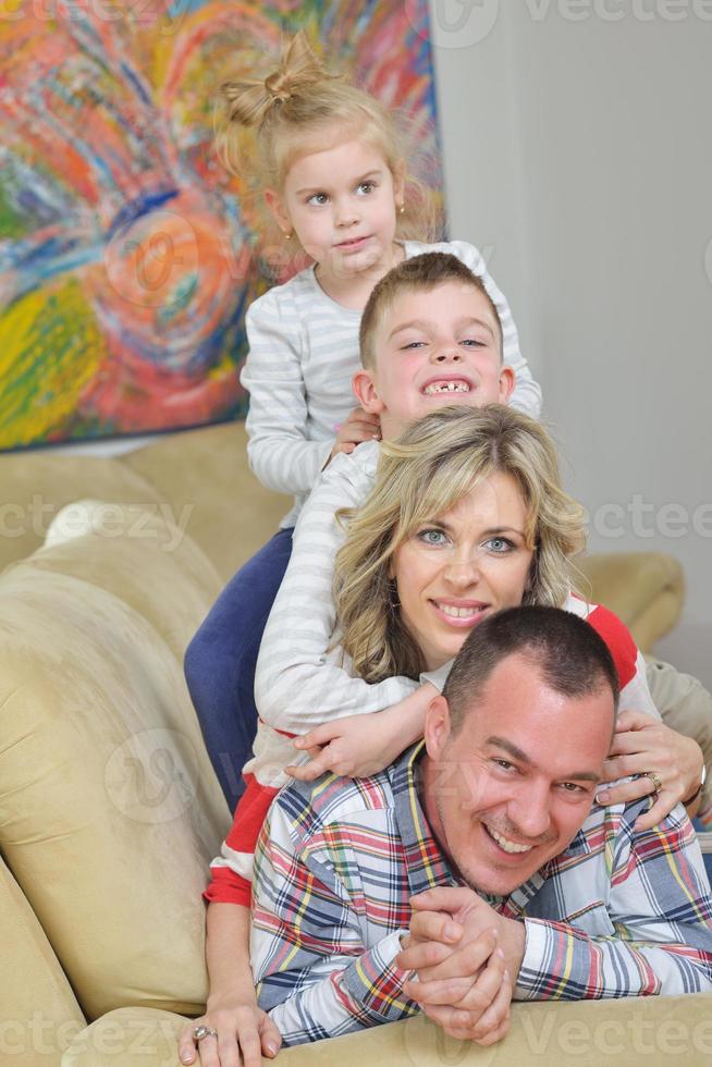 gelukkig jong familie Bij huis foto