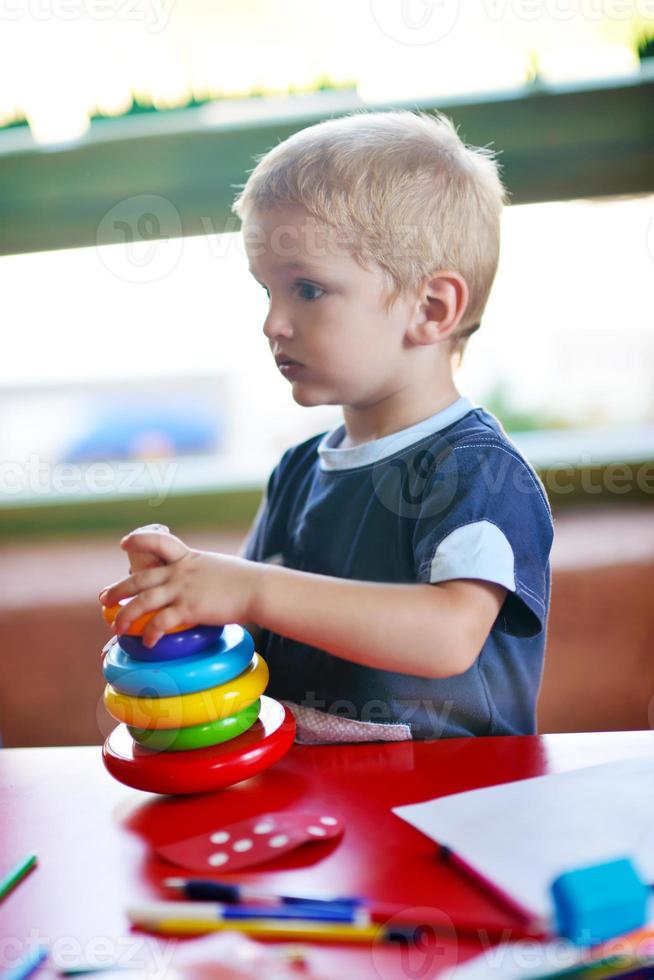 schattig weinig kind Speel en hebben pret foto