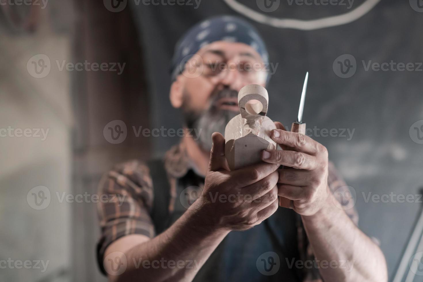 lepel ambacht meester in zijn werkplaats met handgemaakt houten producten en gereedschap werken foto