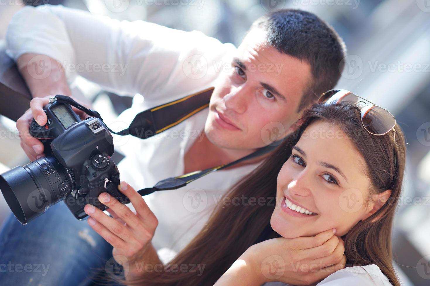 paar op zoek foto's Aan camera foto