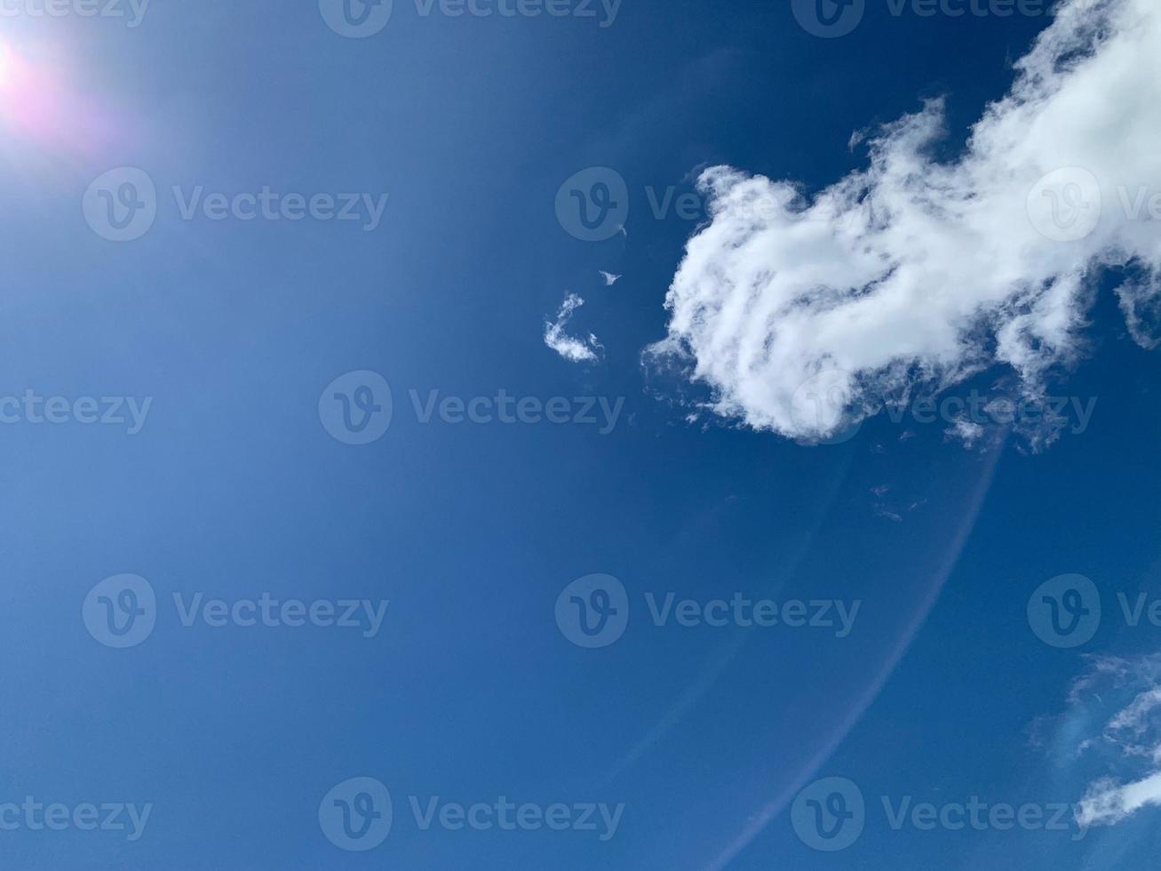 reeks van pluizig wolk met zonnig blauw lucht achtergrond foto