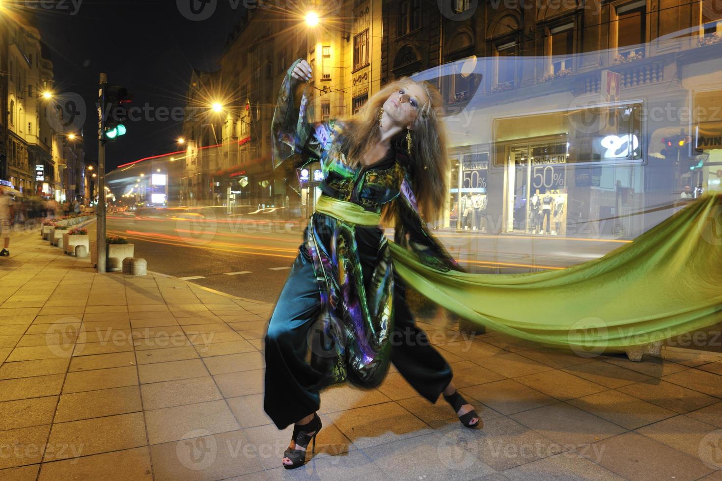 elegant vrouw Aan stad straat Bij nacht foto