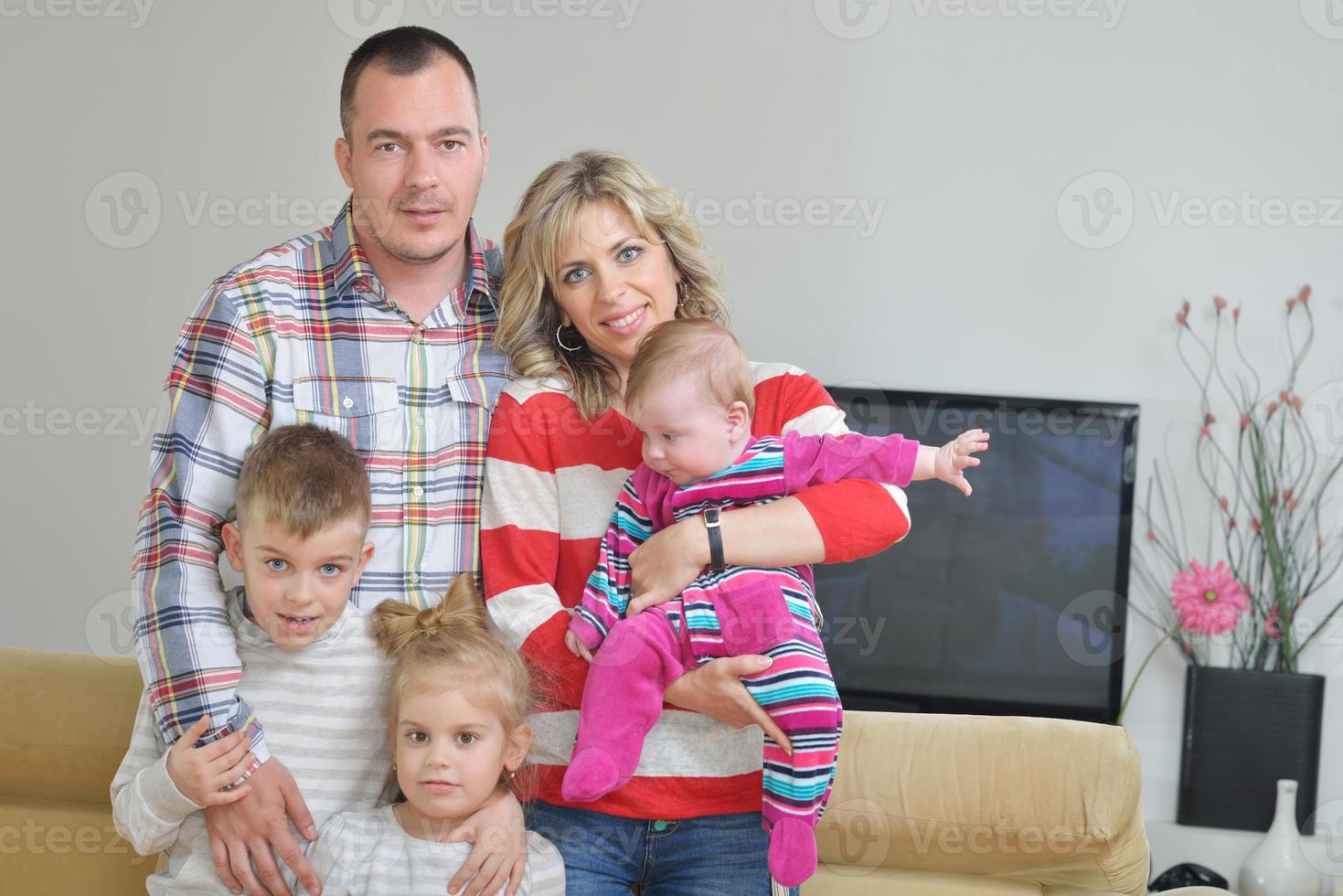 gelukkig jong familie Bij huis foto