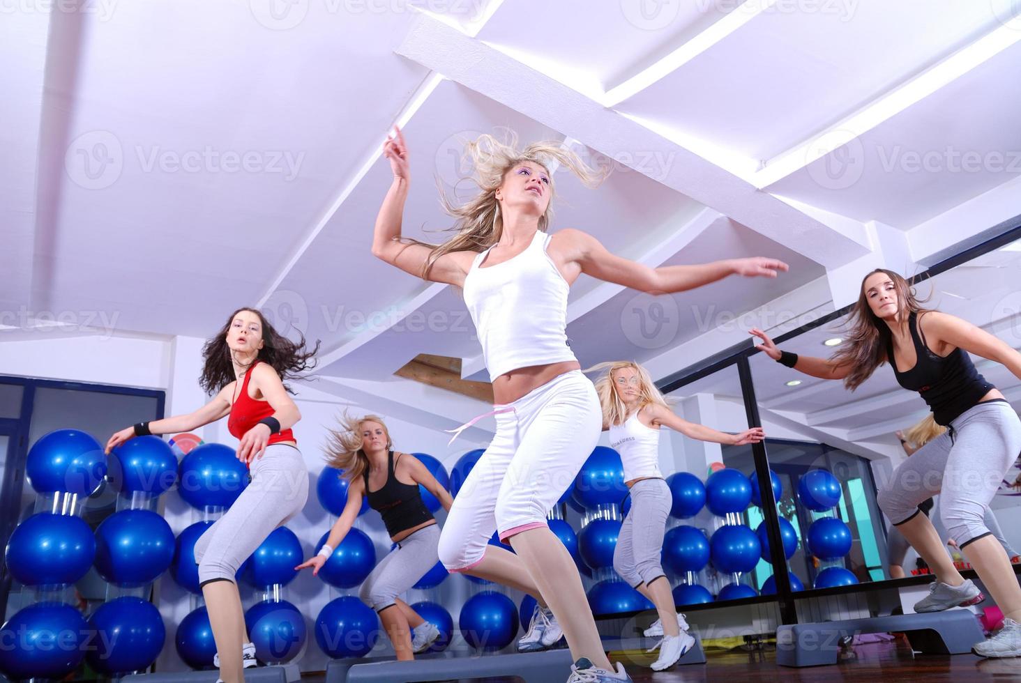 meisjes stepping in een geschiktheid centrum foto